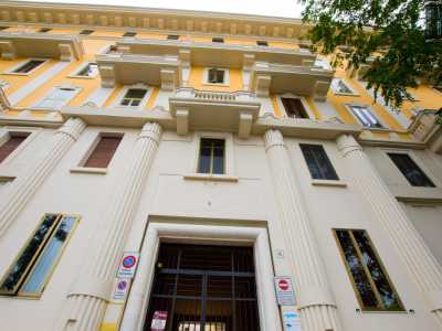 Il numero 6 � il pi� sobrio: possiede una facciata giallo ocra, scandita in modo alternato da balconate con colonnine in bianco