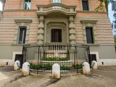 In entrambi i casi il balconcino, formato da piccole colonne, � racchiuso da due pilastri che alternano cilindri e parallelepipedi leggermente bugnati. Una preziosa struttura che si va poi a congiungere con la balconata del primo piano