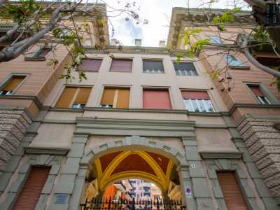 L�altro Incis, quello collocato al civico 8 di corso Vittorio Veneto, presenta elementi architettonici pi� particolari. Di color rosa chiaro, � costituito da due corpi di fabbrica simmetrici, collegati tra di loro da un terzo corpo centrale che accoglie l�ingresso