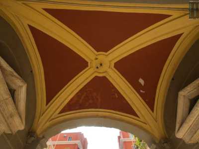 ...al cui incrocio centrale fa bella mostra di s� una scultura decorativa a forma di fiore