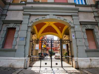 Quest�ultimo � caratterizzato da una �accesa� volta a botte in rosso mattone con i costoloni in giallo...