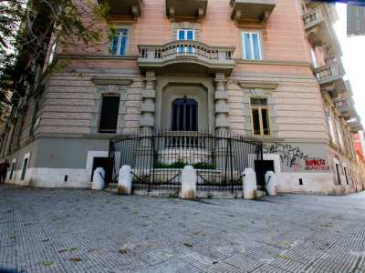 Ma la peculiarit� di questo edificio � data dalle balconate situate al piano terra protette da un cancello in ferro a semicerchio: si affacciano una su via Pizzoli e l�altra su via Pantaleoni