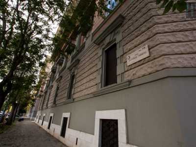 Lungo tutto il perimetro si trova poi una zoccolatura in pietra bianca che va a incorniciare le bucature del piano seminterrato, lungo le quali scorre una fascia di colore grigio