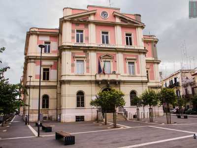 Siamo ora a Madonnella, in largo Carabellese, dove si staglia il Balilla, con il suo aspetto grazioso e il caratteristico colore rosa. Ultimato nel 1924 e originariamente chiamato �Dante Alighieri�, � ancora oggi una scuola primaria e uno dei simboli del rione. Presenta un apparato decorativo neoclassico e una suddivisione della facciata di ispirazione rinascimentale con zoccolatura, basamento rustico e fastigio centrale con orologio
