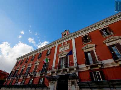 Occupa un intero isolato ed � suddiviso in tre piani