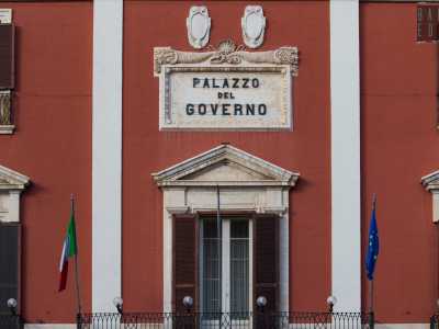 Al centro spicca poi la targa sulla quale � impresso il nome di Palazzo del Governo, perch� l�edificio � sede del prefetto, rappresentante dello Stato sul territorio della citt� metropolitana