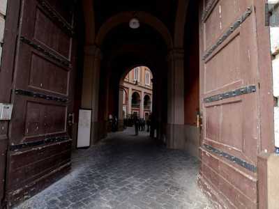 Ora per� � arrivato il momento di entrare. Varcando il portone in legno intarsiato ci ritroviamo prima in un atrio...