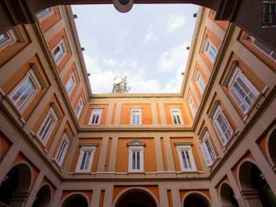 ...e poi nel cortile interno adibito a parcheggio, avvolto da una serie di archi che permettono l�accesso a vari ambienti del complesso