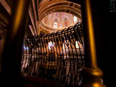 Ne apriamo una e con meraviglia ci ritroviamo all�interno di un balconcino che si affaccia sulla navata di una chiesa, quella di San Domenico: riedificata in stile tardo barocco nel 1794 sulle ceneri di un tempio risalente al X secolo