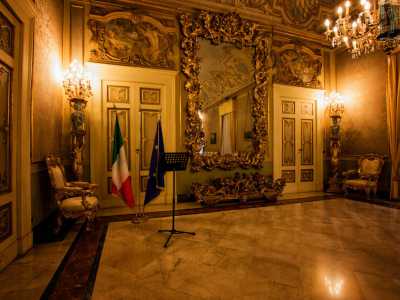 A parte l�importanza storica la stanza merita per� una visita per il suo splendore, dato da un tripudio di dettagli e decorazioni. A partire dalla luminosit� fornita dai candelabri situati a quattro angoli...