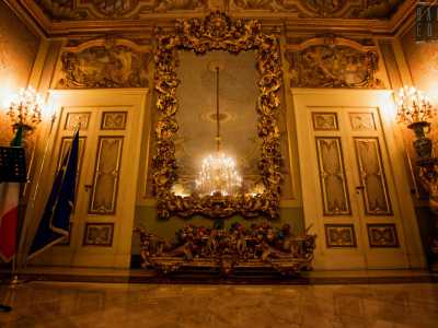A dominare la scena sono per� i due enormi specchi situati alle estremit� dell�ambiente... 