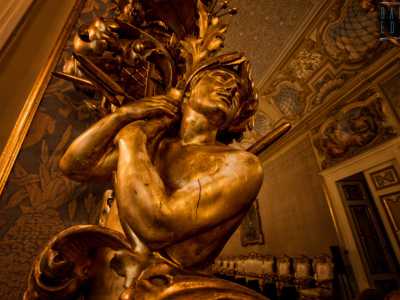 Le indorature delle specchiere sono abbondanti e molto curate, con eleganti figure di putti, ippogrifi e adoni
