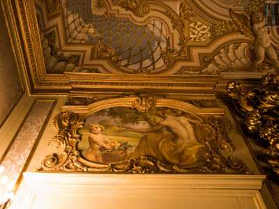 Ma la nostra attenzione si posa soprattutto sui sei affreschi realizzati dal celebre Mario Prayer verso la fine degli anni 30 del 900, in occasione della ristrutturazione del palazzo...