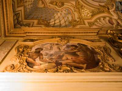 ...raffigurano allegorie sui temi delle stagioni e del lavoro, con particolare riferimento alle attivit� produttive pugliesi