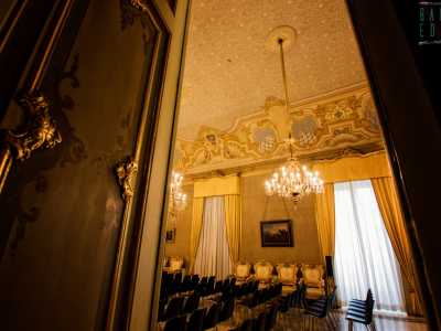 Attraverso le scale saliamo ora al piano nobile, quello che ospita gli ambienti importanti di tutta la struttura. Apriamo cos� una porta decorata con fregi dorati e verdi...