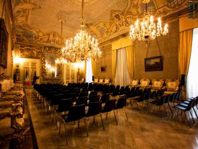 ...che ci conduce nella pi� elegante ambiente di tutto l'edificio: il �Salone delle Feste�, chiamato cos� per aver ospitato importanti ricevimenti sia dei Borbone che dei Savoia  