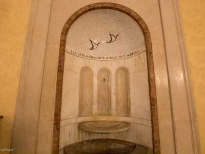 ...quella del secondo � invece in marmo bianco con una parte mosaicata sulla cima in cui � presente il monito Lex Servenda: aut bibas aut abeas (�La legge va rispettata: o lo accetti o te ne vai�)