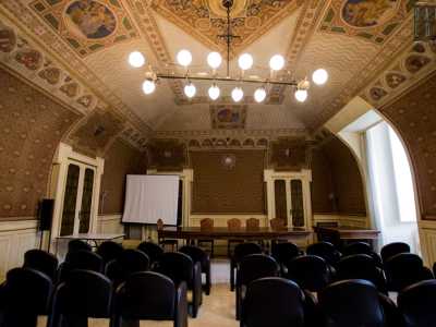 ...ci permette poi di entrare nella sobria �sala degli stemmi�, dedicata interamente agli emblemi delle citt� capoluogo di provincia della Puglia e ai comuni baresi