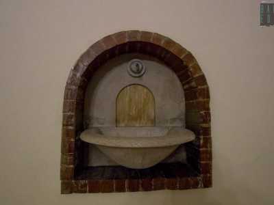 Qui, in un�anticamera, troviamo la prima delle tre fontanelle che appartenevano all�antico convento. Ce ne sono una per piano, tutte alloggiate in un�apposita nicchia