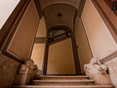 Noi ci dirigiamo verso l�angolo a nord-ovest, l� dove si apre la monumentale scalinata in marmo bianco...