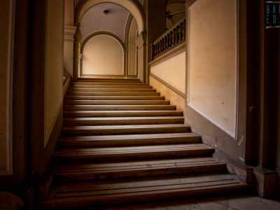 Saliamo cos� i gradini circondati da balaustre in stile rinascimentale per giungere al primo piano