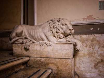 ...�sorvegliata� da due sculture di leoni sdraiati.