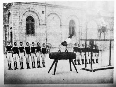 Sin dagli alboria spiccare � soprattutto l�aspetto sportivo. Nel 1908 il neonato gruppo si trasferisce nell�edificio della scuola Umberto I di via Garruba 2, nel quartiere Libert� e organizza il primo Concorso provinciale di ginnastica