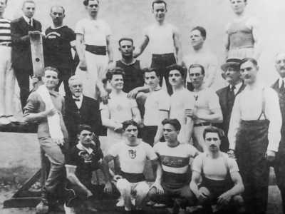 La nazionale di ginnastica alle Olimpiadi di Parigi del 1924, con lo staff dei dirigenti e tecnici. Francesco Martino � il terzo in basso e posa con la maglia dell'Angiulli