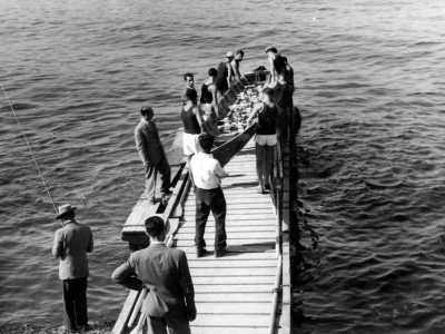 ...l� due pontili in legno lunghi 25 metri permettevano l�ingresso in acqua ai canottieri