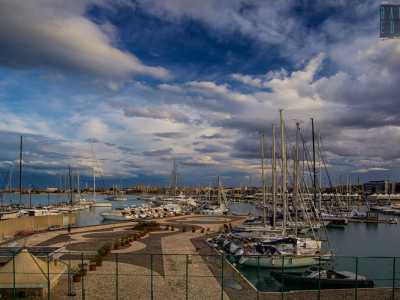 La darsena, l� dove si trovano ormeggiate una serie di imbarcazioni private a cui il circolo d� accesso, fu invece creata negli anni 80