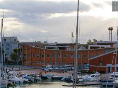 Continuiamo a esplorare l�area, fino ad imbatterci nel grande palazzetto di color rosso mattone che ospita il campo da pallacanestro, altra storica disciplina praticata qui