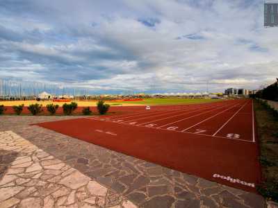 Notevole � poi la pista d�atletica lunga 400 metri, che circonda un campo da calcio regolamentare in erba sintetica