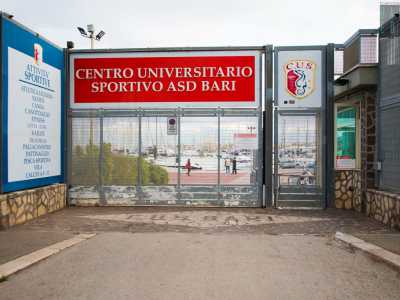 ...l� dove campeggia la sua insegna bianco e rossa e il simbolo del cavalluccio marino