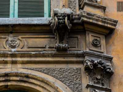 Sul grande balcone patronale la finestra � arricchita ai lati da lesene e falsi capitelli con foglie...