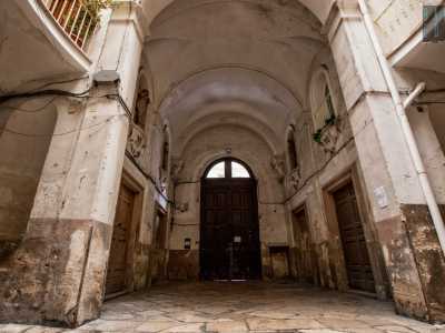 La poesia viene per� rotta dall�evidente decadimento di questo androne, che avrebbe urgente bisogno di un serio restauro: i muri risultano infatti consunti dal tempo e dall�umidit� e sono interrotti da porte murate o ormai chiuse da tempo