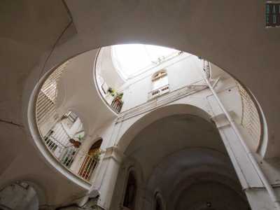 ...che vanno a contenere dei veri e propri loggiati sostenuti da colonne ed archi