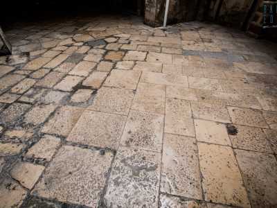 Ci ritroviamo cos� nell�androne, dal pavimento composto da larghe �chianche� brune...