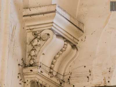 ...dove sei grandi pilastri con capitelli decorati sorreggono la volta a botte del soffitto