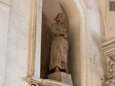 ...lei, bellissima nel suo lungo abito adornato da piccoli bottoncini in pietra, regge un mazzolino di fiori e con la testa bassa quasi mostra vergogna per lo sguardo scrutatore del suo amato