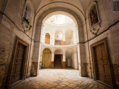 Basta per� fare qualche passo pi� avanti per ritrovarsi, dopo aver superato un imponente arco, in un ambiente ben pi� curato e quasi magico: un atrio circolare inondato completamente di luce