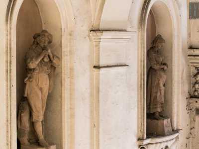 A completare il quadretto c�� poi una terza scultura che ritrae probabilmente un menestrello l� ad annunciare le nozze tra i due giovani