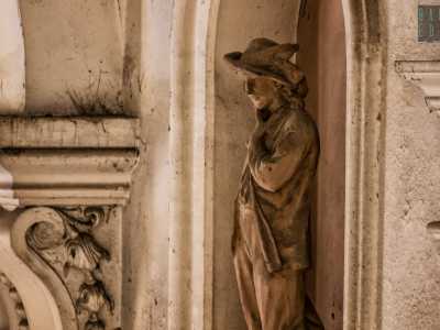 Renzo, dai capelli folti e ricci, � vestito con dei larghi calzoni, una lunga giacca ed un cappello con piuma d�oca sulla testa: sembra osservare pensieroso Lucia di fronte a s�...