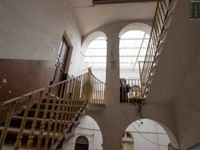 Attraverso una scala non ci resta cos� che salire cos� alla scoperta dei vari piani, su cui sono disposti in maniera circolare una serie di appartamenti