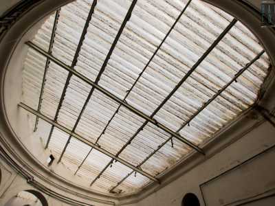 In alto infatti non c�� un soffitto in muratura a chiudere l�ambiente, ma un lucernario trasparente