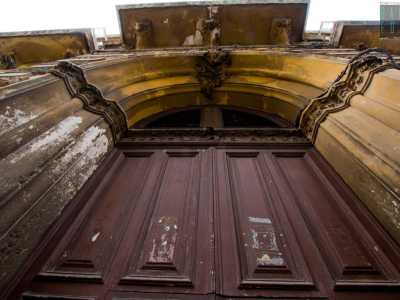 Ci avviciniamo ora al grande portale in legno avvolto in un arco...
