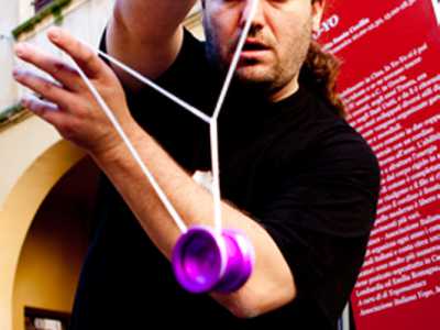 Un giocatore mostra la propria creativit� durante un'esibizione con lo yoyo