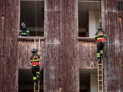 Li vediamo arrampicarsi uno alla volta come tanti "Spiderman" su un edificio usato appositamente per gli allenamenti