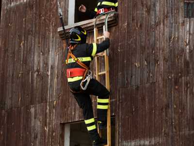 La loro ascesa � facilitata da delle scalette a gancio...