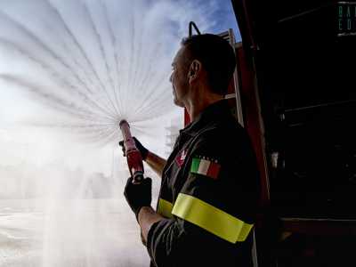 ...e spruzza il liquido prima in modo lineare, poi a raggio. Quest'ultima modalit� � necessaria in caso di incendi particolarmente vasti, per ripararsi dalle fiamme