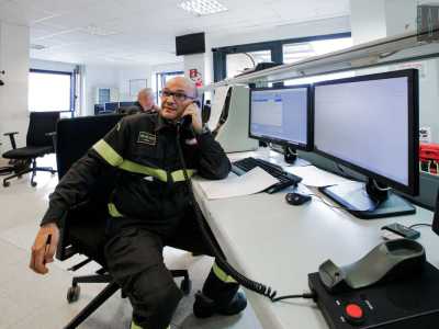  � una stanza dove lavorano quattro vigili davanti a una lunga scrivania, dotata di telefoni e monitor touch screen con i quali vengono organizzate le varie spedizioni di soccorso